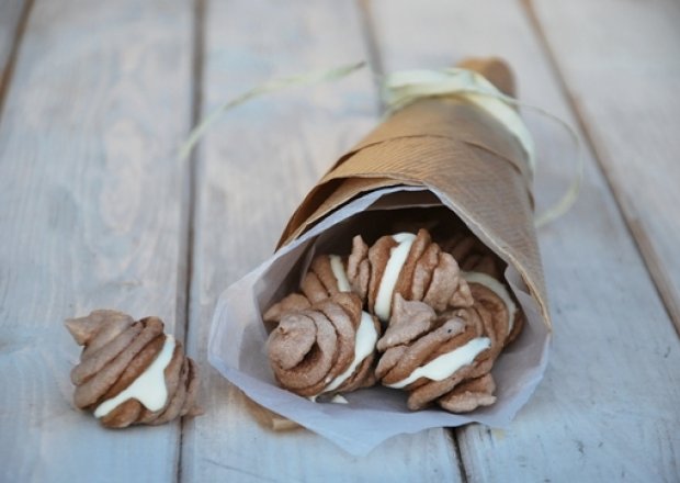 Fotografia przedstawiająca Kakaowe beziki z białą czekoladą