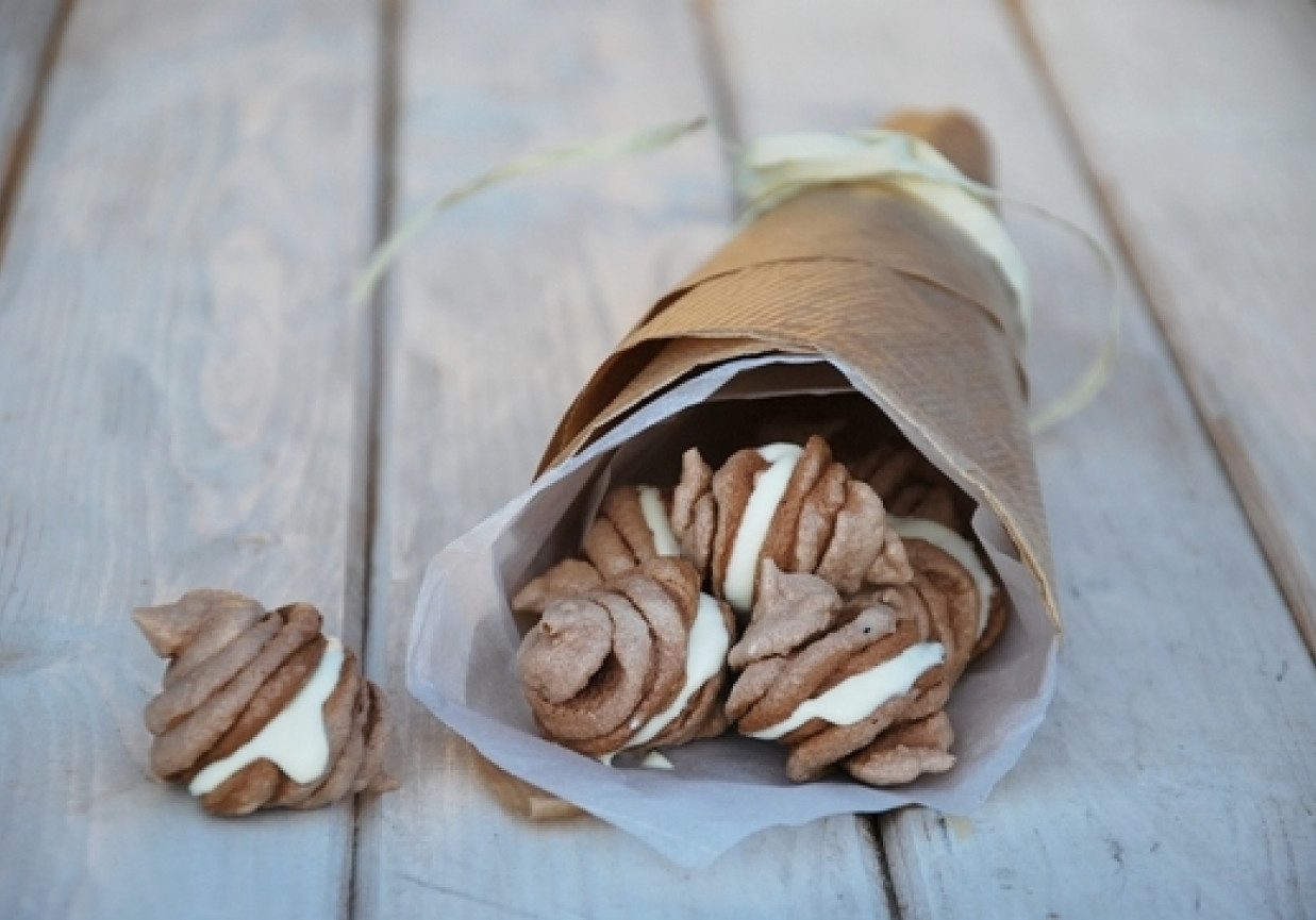 Kakaowe beziki z białą czekoladą foto