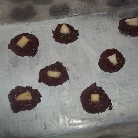 Krok 3 - Kakaowe ciasteczka z gruszką foto