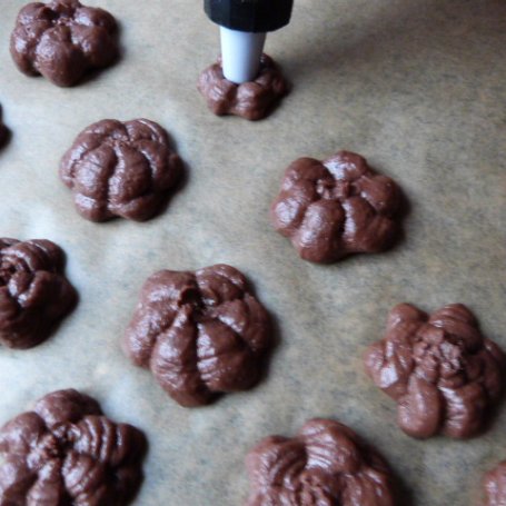 Krok 1 - Kakaowe ciasteczka z marmoladą i migdałami foto