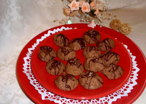 Fotografia przedstawiająca Kakaowe  ciasteczka  z migdałami i orzechami