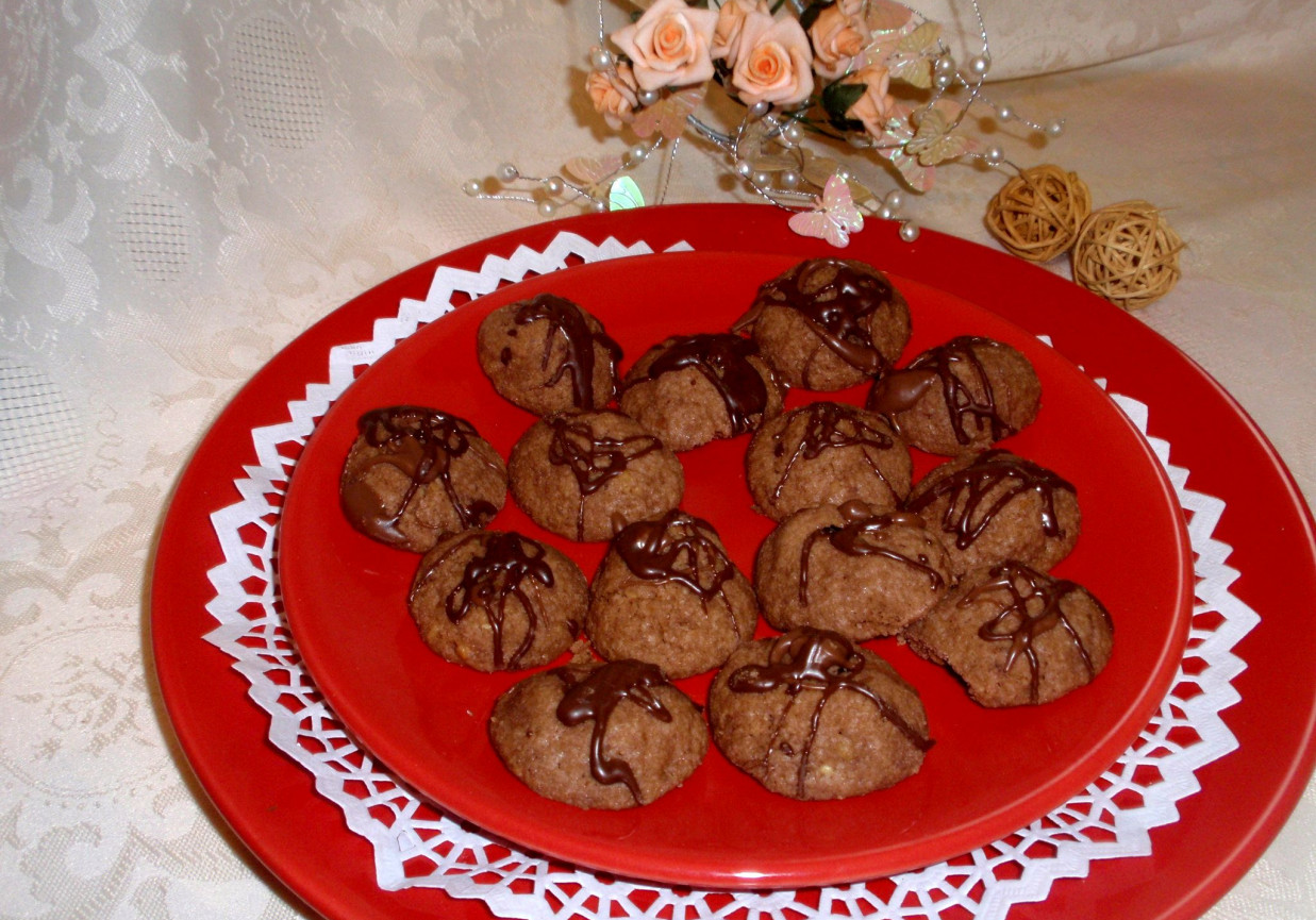 Kakaowe  ciasteczka  z migdałami i orzechami  foto