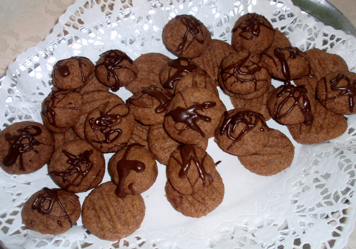 Kakaowe  ciasteczka  z migdałami i orzechami  foto