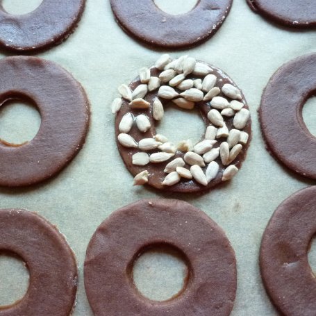 Krok 5 - Kakaowe ciasteczka z ziarnami słonecznika foto