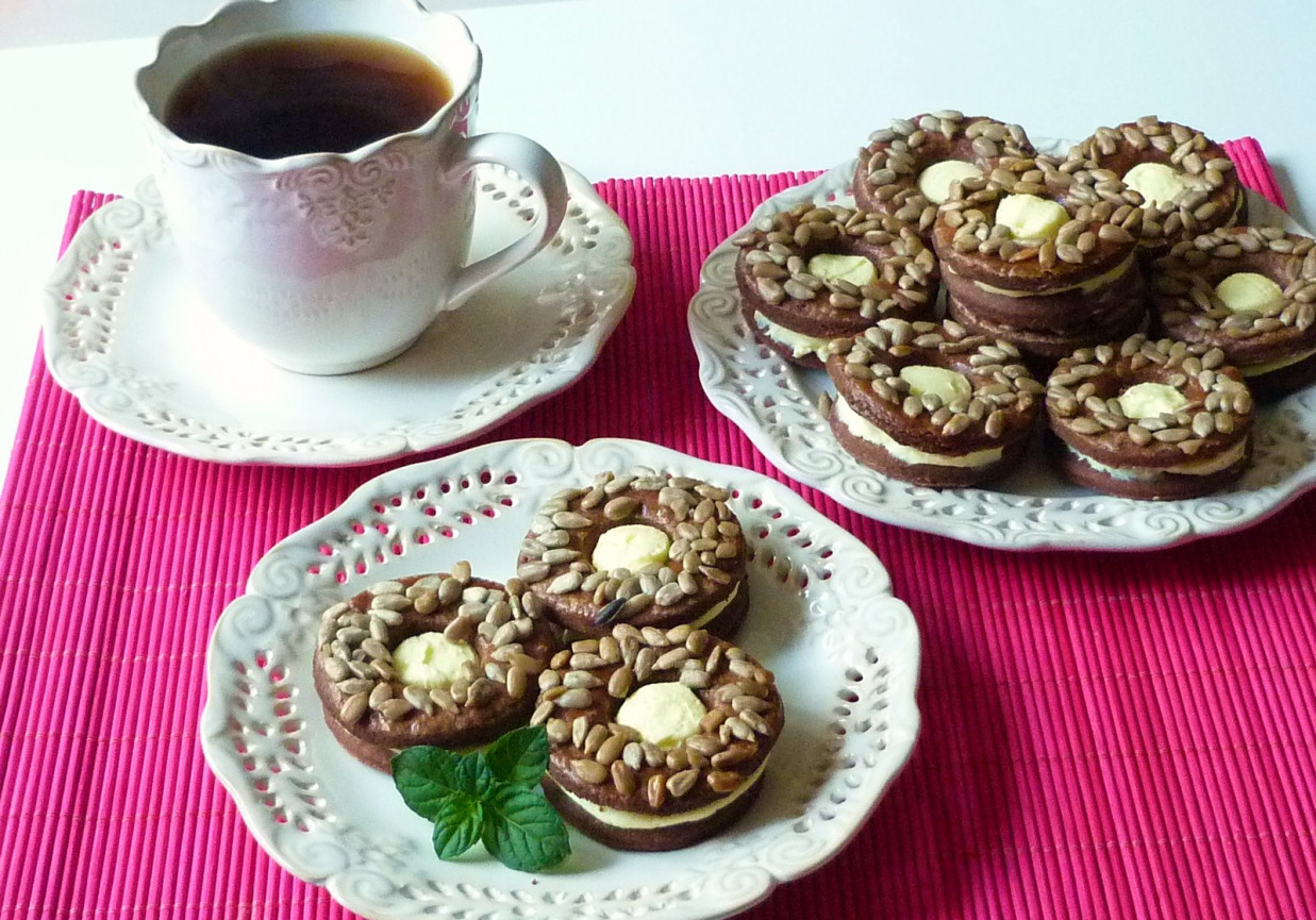 Kakaowe ciasteczka z ziarnami słonecznika foto