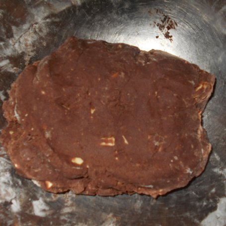 Krok 3 - Kakaowe ciastka z białą czekoladą foto