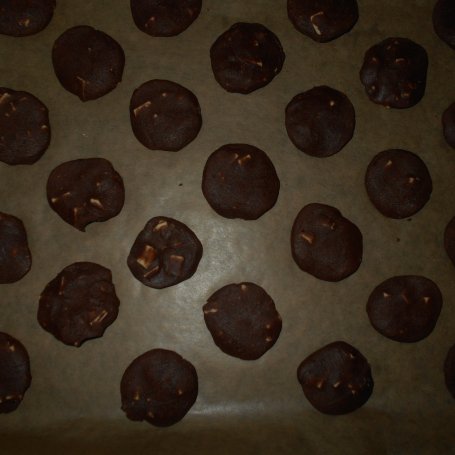 Krok 4 - Kakaowe ciastka z białą czekoladą foto