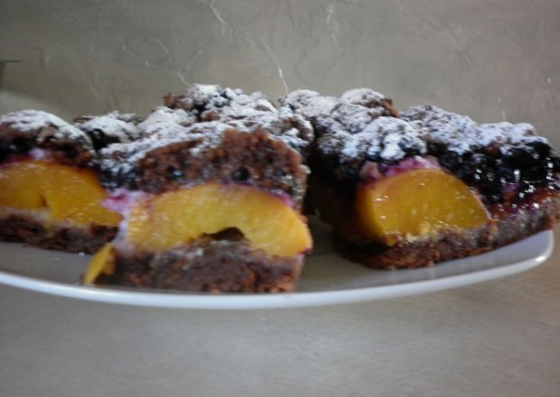 Fotografia przedstawiająca Kakaowe ciasto z brzoskwiniami, morelami i jagodami