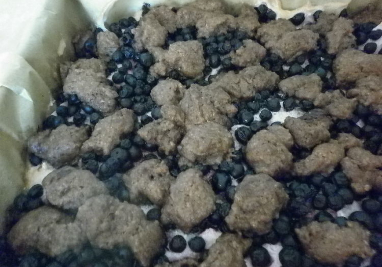Kakaowe ciasto z brzoskwiniami, morelami i jagodami foto