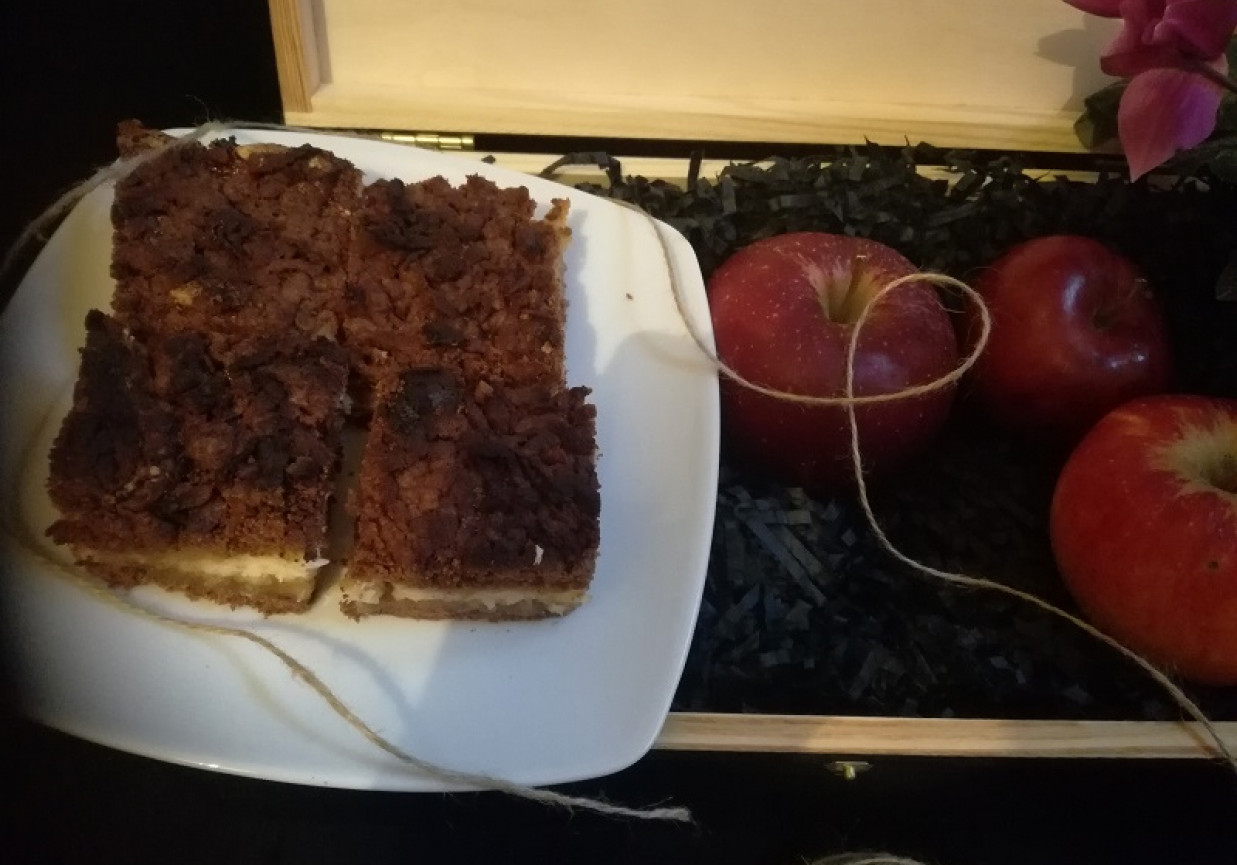 Kakaowe ciasto z jabłkami i kokosem foto