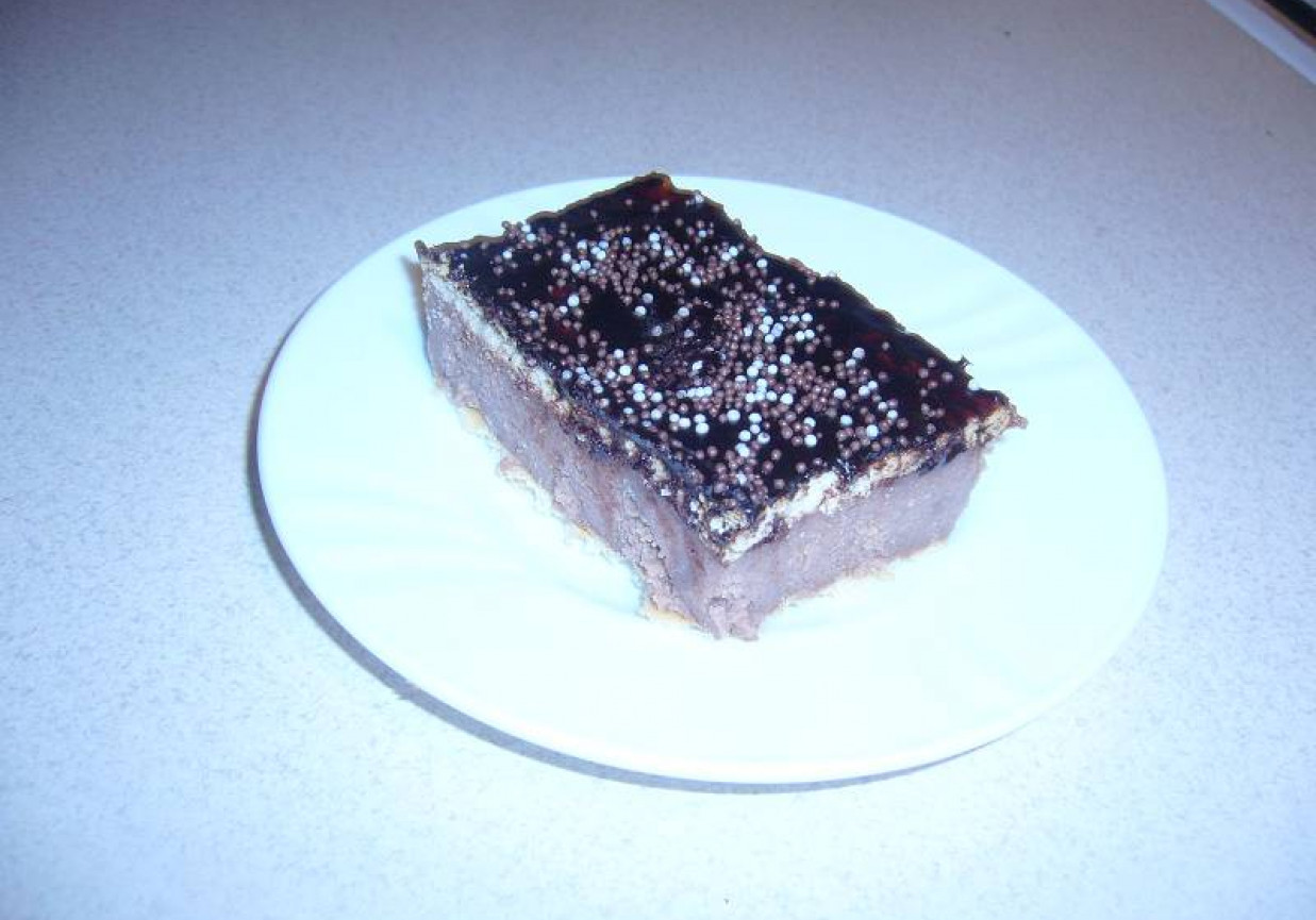 Kakaowe ciasto z kaszy manny na herbatnikach. foto