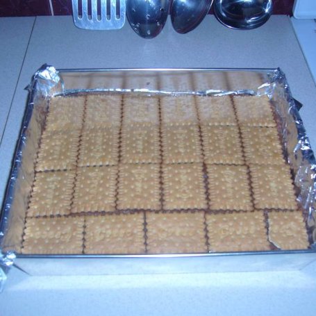 Krok 2 - Kakaowe ciasto z kaszy manny na herbatnikach. foto