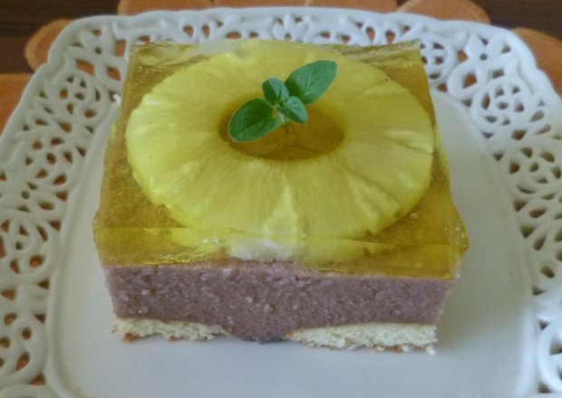 Fotografia przedstawiająca Kakaowe ciasto z kaszy manny z galaretką i ananasem