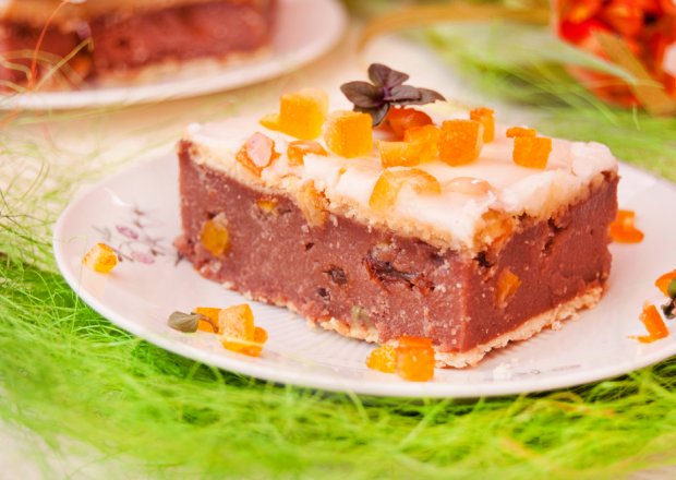Fotografia przedstawiająca Kakaowe ciasto z kaszy manny z rodzynkami i skórką pomarańczową