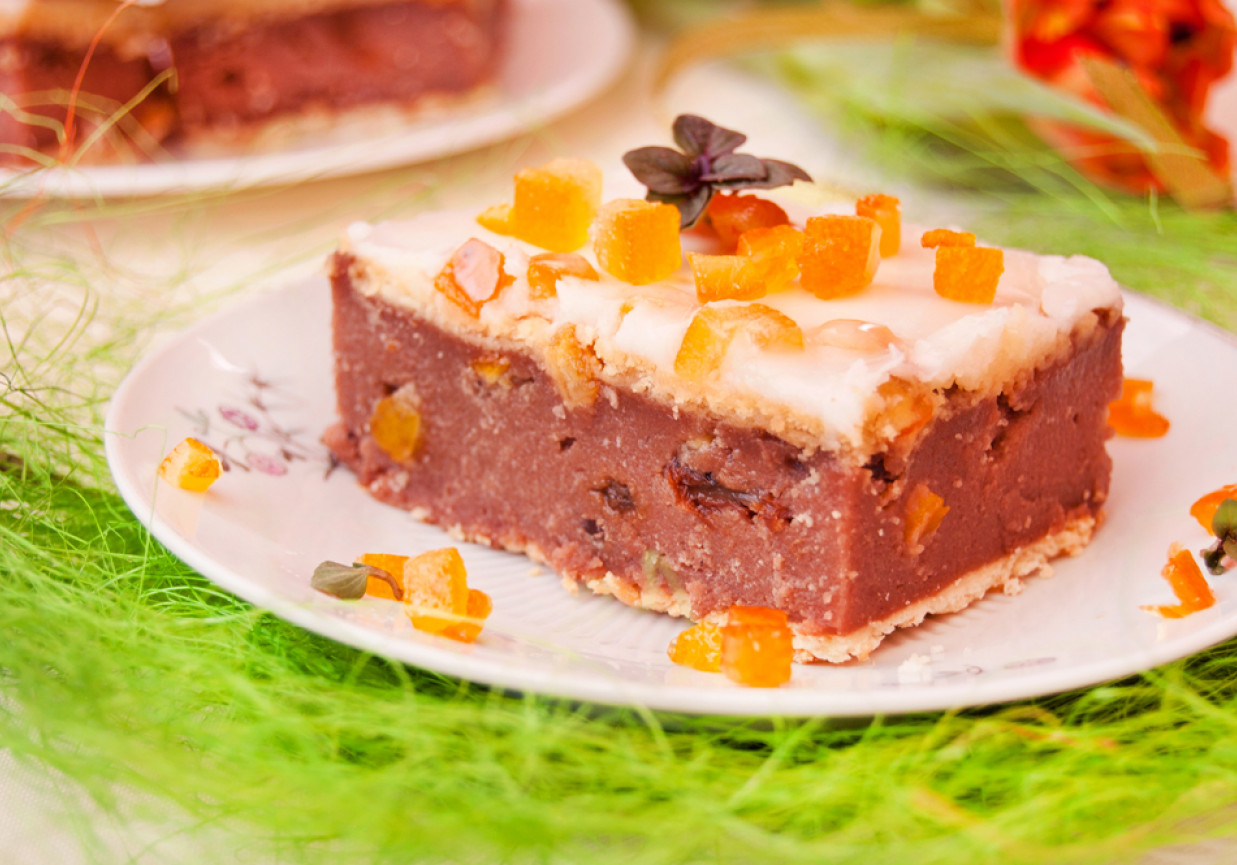 Kakaowe ciasto z kaszy manny z rodzynkami i skórką pomarańczową foto