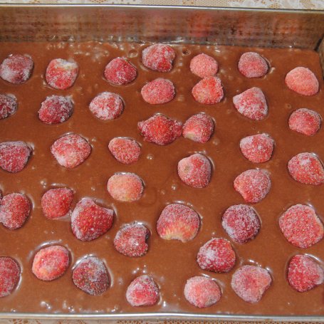 Krok 4 - Kakaowe ciasto z kokosową kruszonką i truskawkami foto