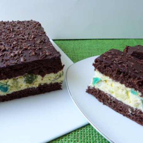 Krok 4 - Kakaowe ciasto z kremem i galaretkami foto