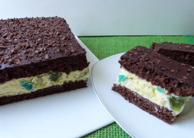 Fotografia przedstawiająca Kakaowe ciasto z kremem i galaretkami