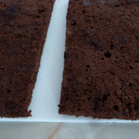 Krok 1 - Kakaowe ciasto z kremem i galaretkami foto