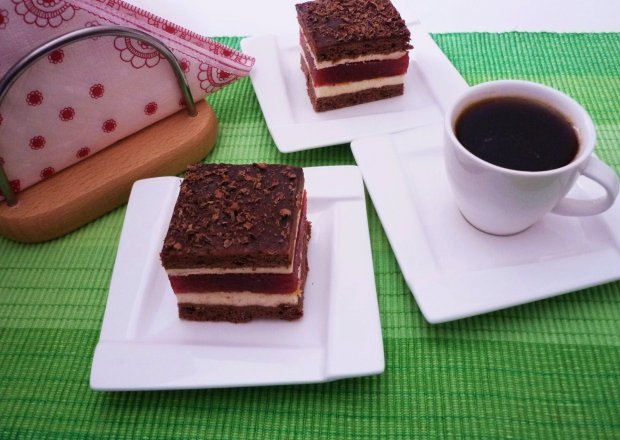 Fotografia przedstawiająca Kakaowe ciasto z musem truskawkowym