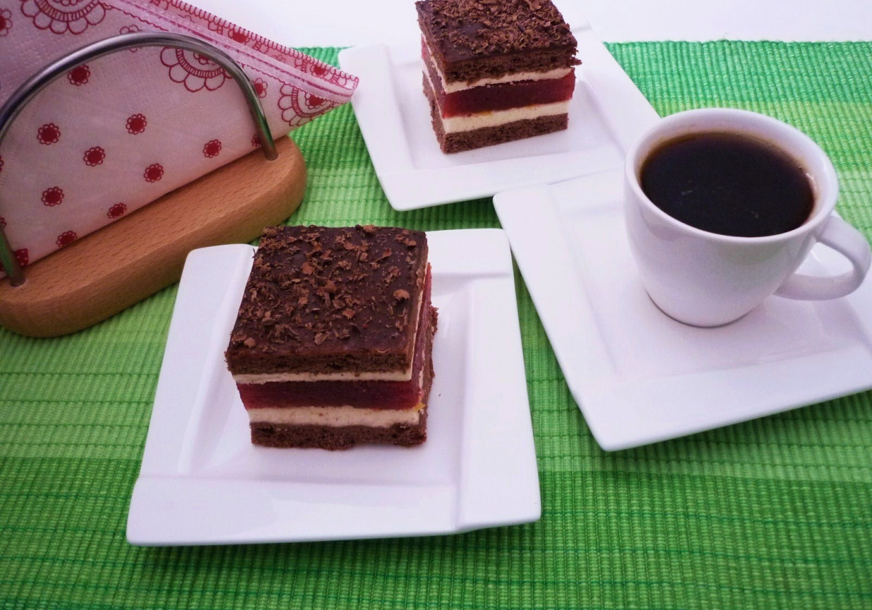 Kakaowe ciasto z musem truskawkowym  foto