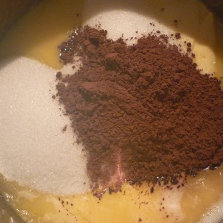 Krok 1 - Kakaowe ciasto z musem truskawkowym  foto