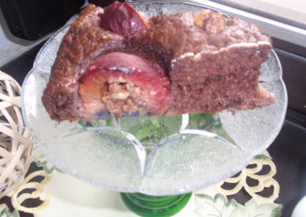 Fotografia przedstawiająca Kakaowe ciasto z nadziewaną śliwką