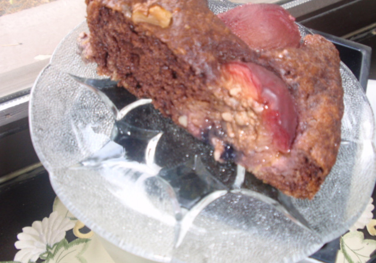 Kakaowe ciasto z nadziewaną śliwką foto