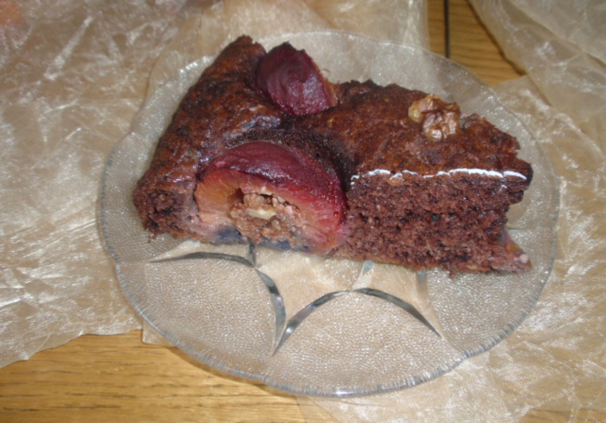 Kakaowe ciasto z nadziewaną śliwką foto