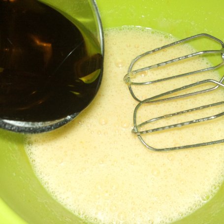 Krok 3 - Kakaowe ciasto z oliwą i cukinią foto