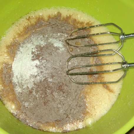 Krok 5 - Kakaowe ciasto z oliwą i cukinią foto