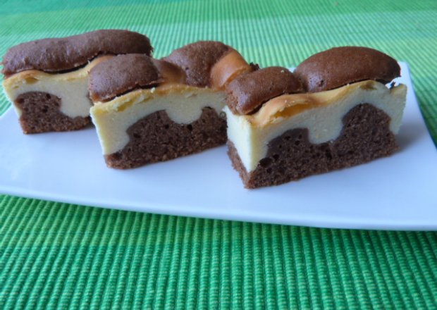 Fotografia przedstawiająca Kakaowe ciasto z waniliowym serem
