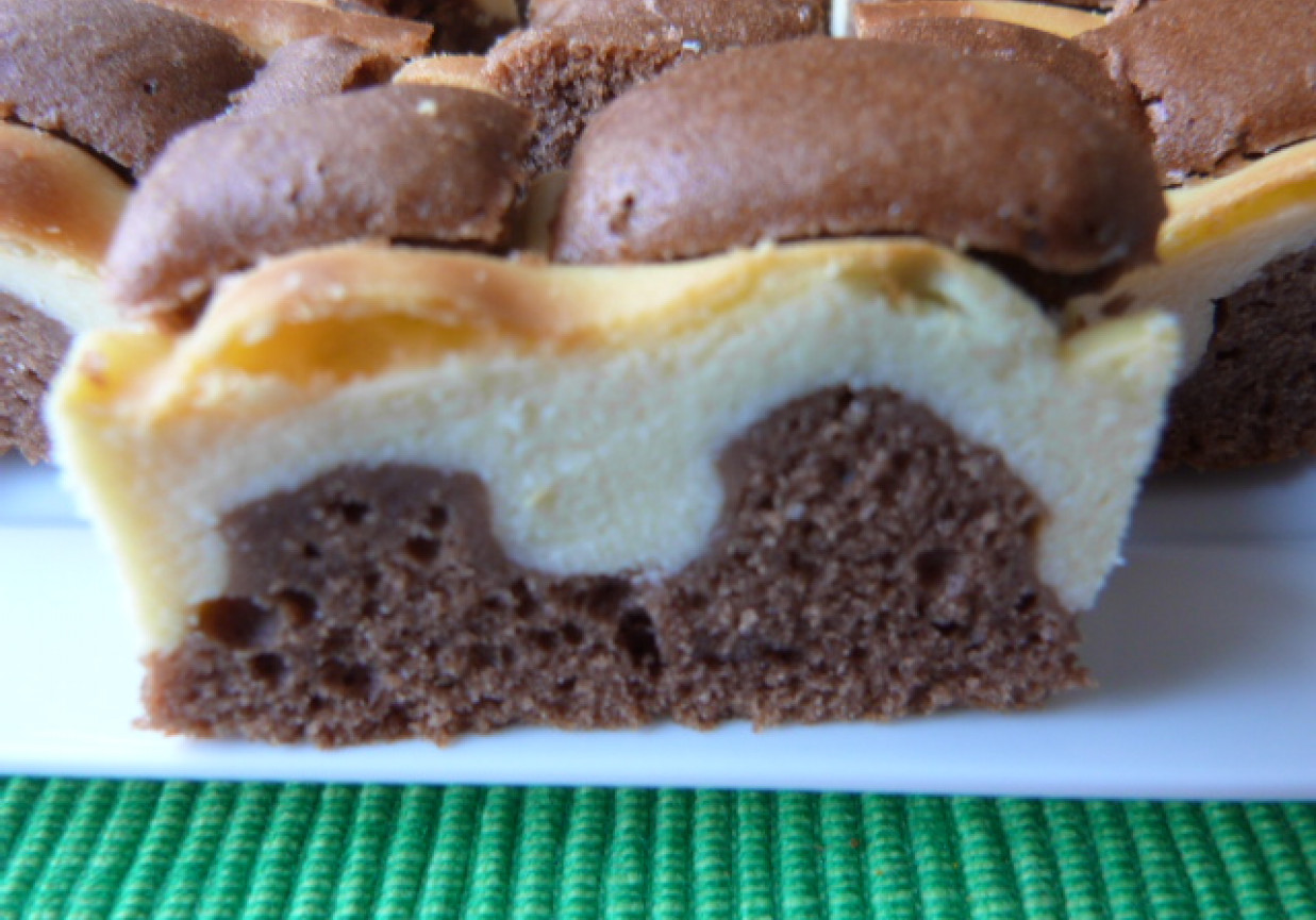 Kakaowe ciasto z waniliowym serem foto
