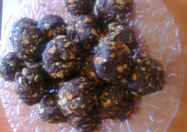 Fotografia przedstawiająca kakaowe kulki z musli wielozbożowego Benus
