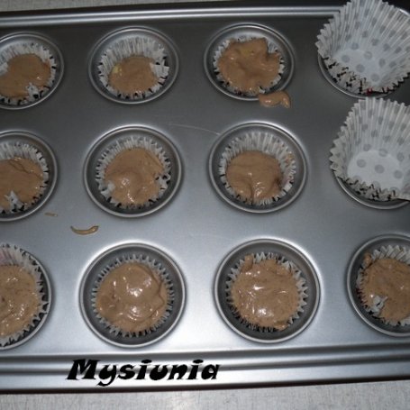 Krok 3 - Kakaowe muffinki z bananami foto