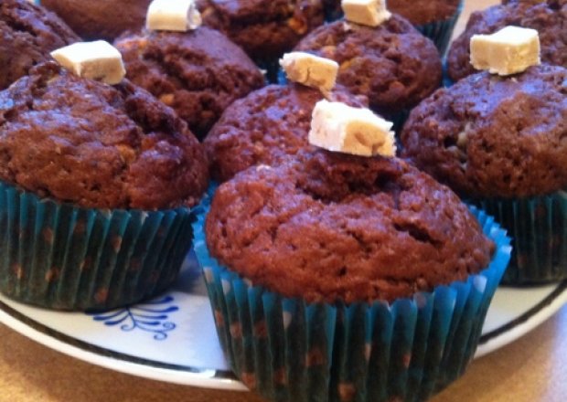 Fotografia przedstawiająca Kakaowe muffinki z biała czekoladą