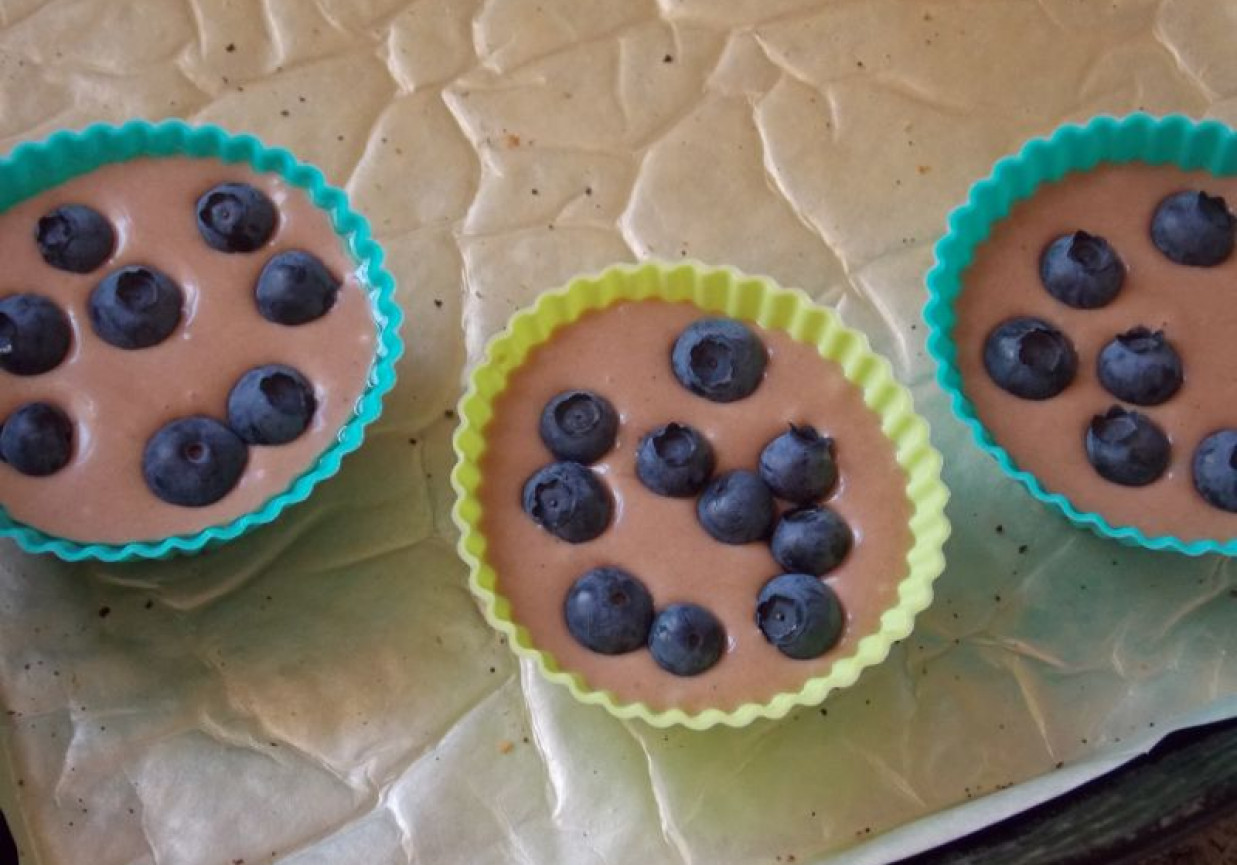 Kakaowe muffinki z borówkami foto
