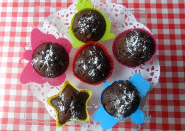 Fotografia przedstawiająca Kakaowe muffinki z brzoskwiniami