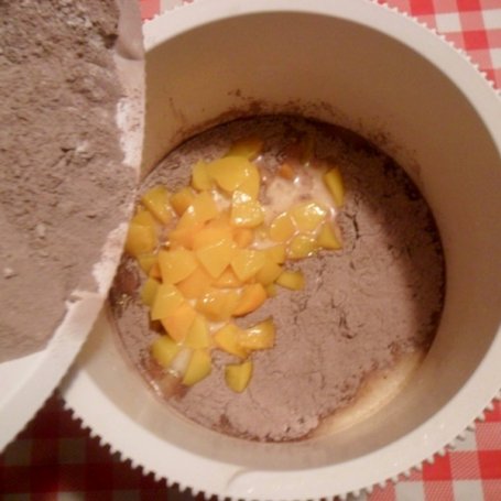 Krok 2 - Kakaowe muffinki z brzoskwiniami foto