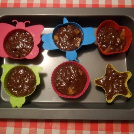 Krok 3 - Kakaowe muffinki z brzoskwiniami foto