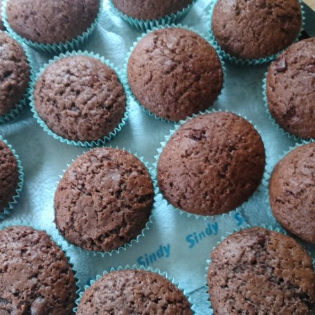 Krok 4 - Kakaowe muffinki z kremem i borówkami foto