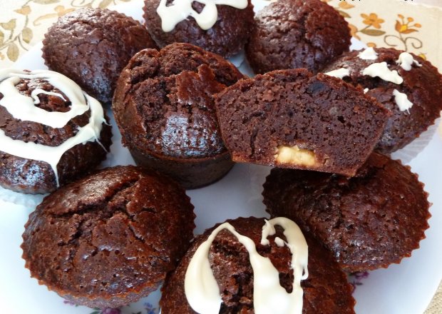Fotografia przedstawiająca Kakaowe muffinki z niespodzianką