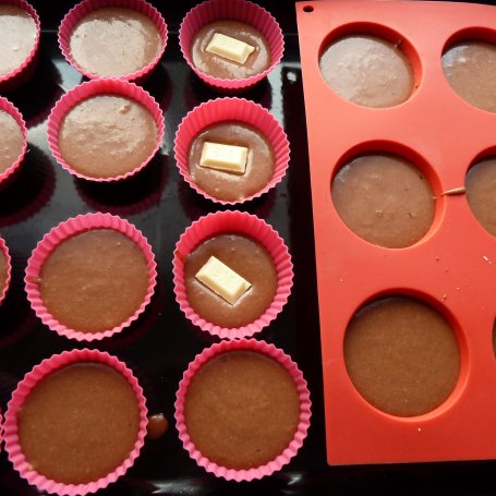 Krok 4 - Kakaowe muffinki z niespodzianką foto