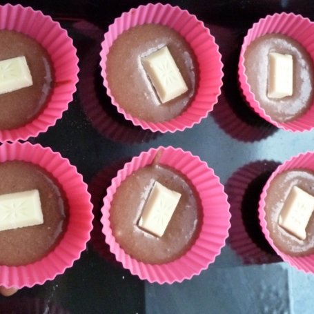 Krok 5 - Kakaowe muffinki z niespodzianką foto