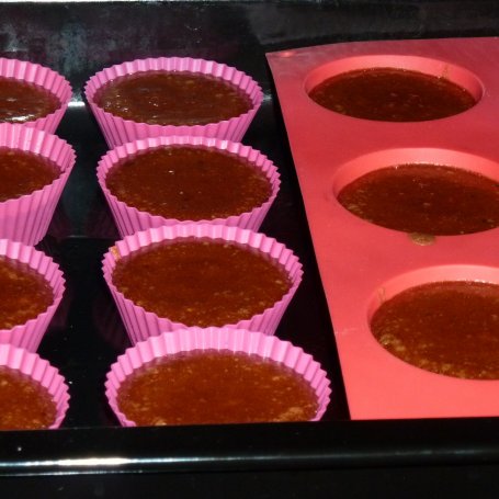 Krok 6 - Kakaowe muffinki z niespodzianką foto