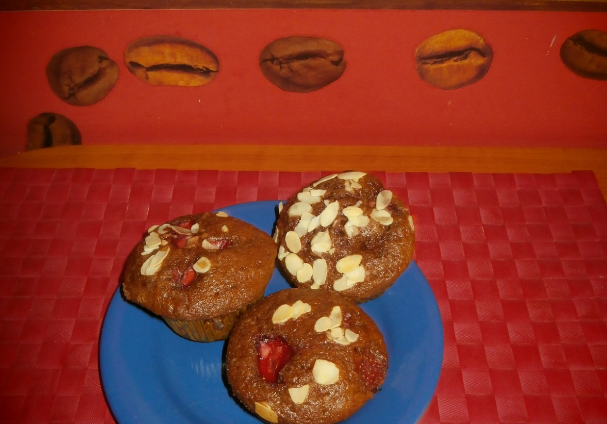 Kakaowe muffinki z truskawkami i płatkami migdałowymi. foto