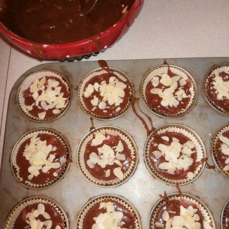 Krok 3 - Kakaowe muffinki z truskawkami i płatkami migdałowymi. foto