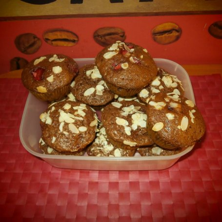 Krok 4 - Kakaowe muffinki z truskawkami i płatkami migdałowymi. foto