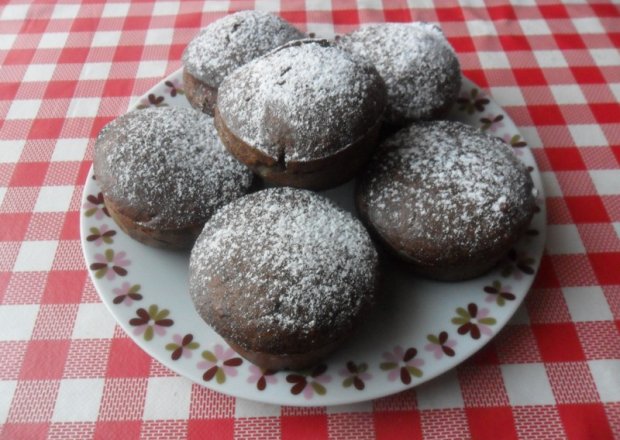 Fotografia przedstawiająca Kakaowe muffiny nadziewane serem