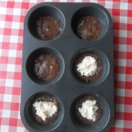 Krok 3 - Kakaowe muffiny nadziewane serem foto